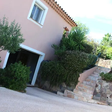 La Des Trois Iles Hotel 4*